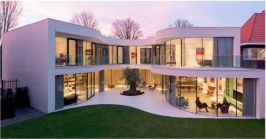 خانه‌ای زیبا با انرژی خورشیدی و شیشه‌های خمیده در روتردام هلند
